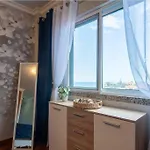 Comfy & Joyful Oceanview Retreat דירה
