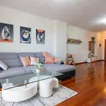 Comfy & Joyful Oceanview Retreat דירה