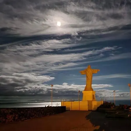 Comfy & Joyful Oceanview Retreat Caniço